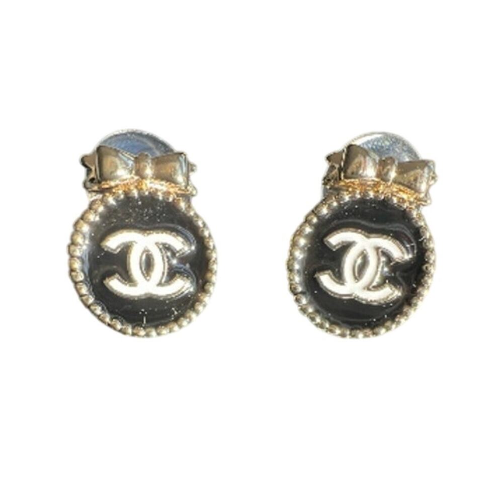 Gold and Black CHANEL Circle Stud Earrings with Bows 25C Cruise 2025 (CHXX030)